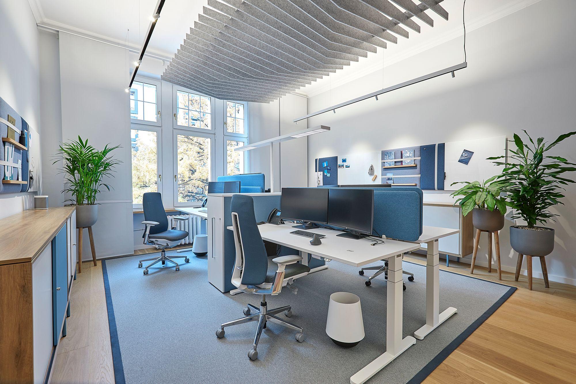 Ein Teil des Büros von GRAEF mit Arbeitsplätzen in blauer Farbe